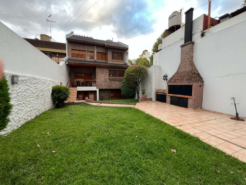 Venta Casa 5 Ambientes Jardin Y Cochera Playroom