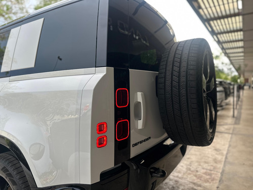 Land Rover Defender 110 Dynamic SE