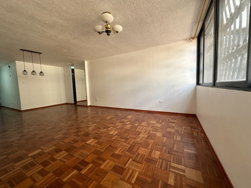 Amplio Departamento De 145 M2 Ofrece El Equilibrio Perfecto Entre Espacio, Ubicación Y Estilo Clásico.