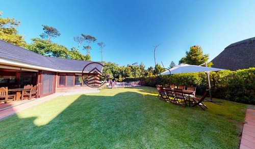 Hermosa Casa En Alquiler Anual. A Pasos Del Mar Y Muy Cerca De Playa Mansa.- Ref: 1330