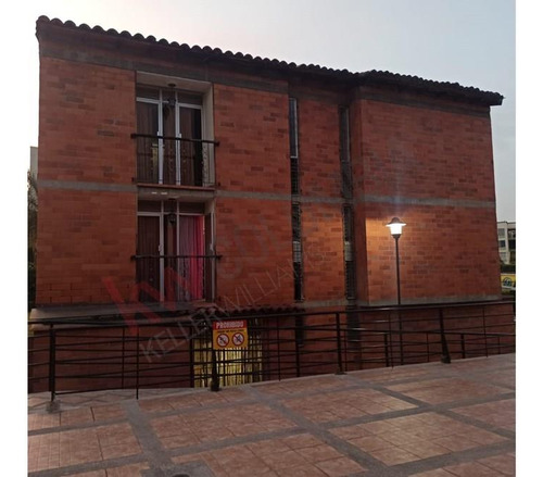 Se Vende Casa Unifamiliar De 3 Pisos En Conjunto Residencial Palmas Del Norte