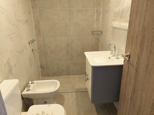 Imagen 15 de 26 de 50m2. Baño Y Toilette. Categoría. Luz Y Sol