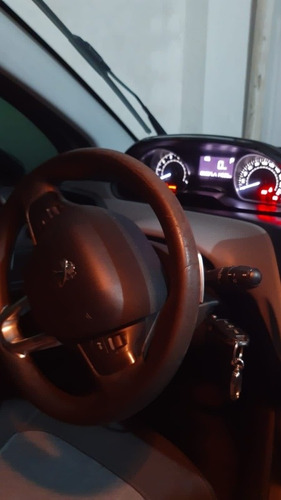 Imagem 9 de 10 de Peugeot 208 2015 1.6 16v Active Pack Flex Aut. 5p