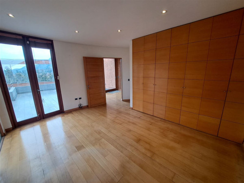 Departamento Tipo Townhouse En Venta De 5 Dorm. En Vitacura