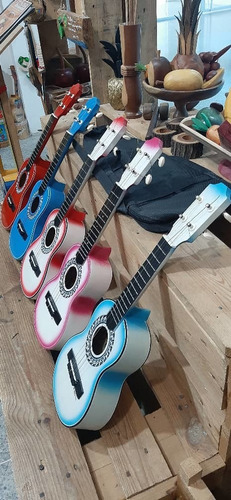 Imagen 4 de 6 de Ukelele Soprano Y Su Forro O Funda Protector