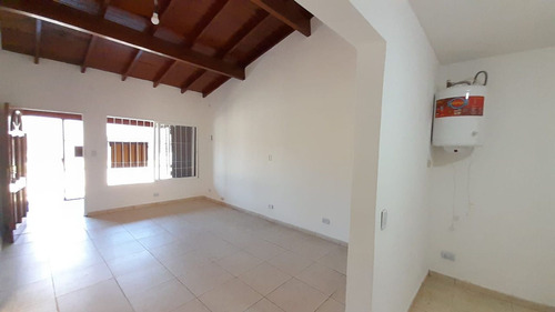 Casa Tipo Ph 3 Ambientes Muy Comodo En Castelar