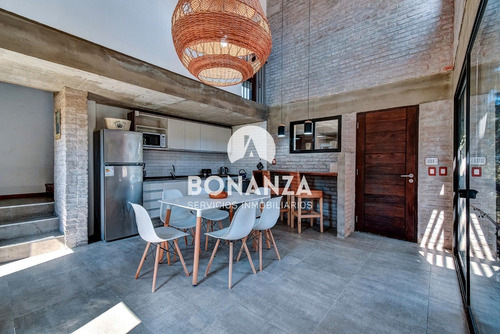 Casa Venta, Piriápolis. San Francisco. 3 Dormitorios. 2 Baños. Con Piscina. A 3 Cuadras De La Playa.