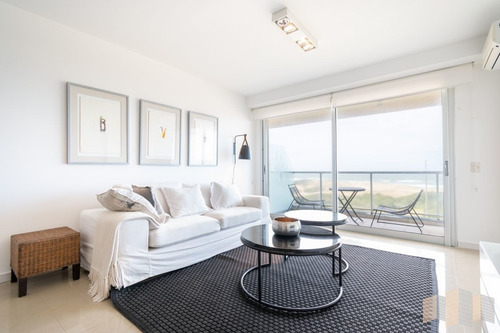 Imagen 14 de 28 de Apartamento De Tres Dormitorios En Suite En Alquiler Con Vista El Mar En Primera Línea Playa Brava