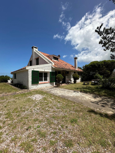 Exclusiva Residencia De Época A Pie De Playa Con Un Terreno Natural Y Vistas Espectaculares