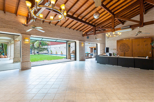 Residencia Exclusiva - Bo. Mcal Lopez - Venta