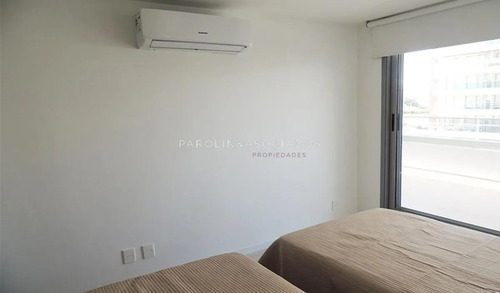 Apartamento De 2 Dormitorios En Venta En Torre Esmeralda, Punta Del Este.