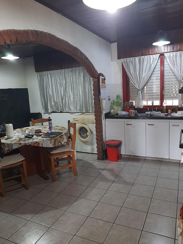 Casa En Venta - 3 Dormitorios 2 Baños - 330 Mts2 - Hurlingham, Buenos Aires