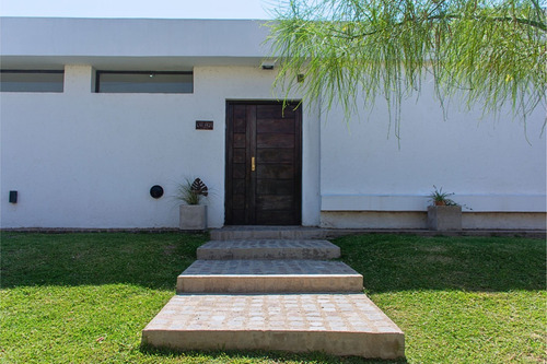 Casa En Planta Baja | 2 Dorm. | Pileta | Quincho | En Tejas 3