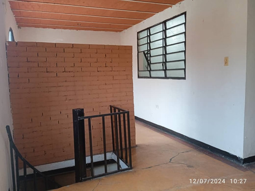 Rivero Bienes Raíces Promociona Y Vende Casa De Dos Niveles En La Urb. Girardot
