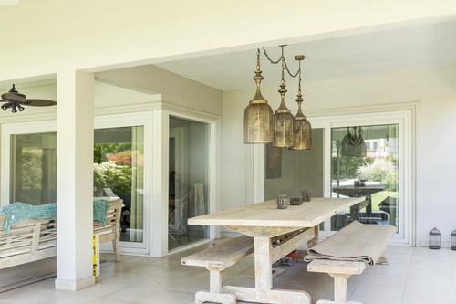 Casa En Venta Con Vista Al Parque En Ayres De Pilar- Pilar