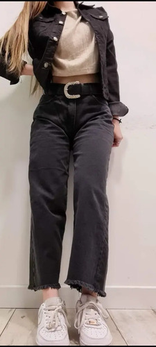 Jean culotte de Zara en color negro. (Precio: 19, 95 euros)