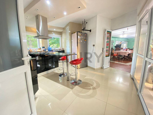 Venta De Casa 6 Ambientes 2 Dormitorios En Solares Del Carcarañá, Oliveros