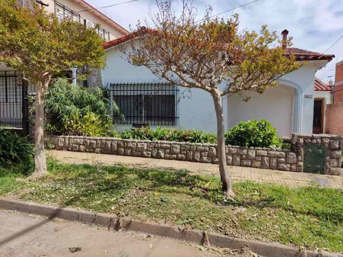 Chalet En Venta Dos Dormitorios Jardin Barrio Parque Bernal