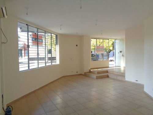 Barrio Alberdi - Excelente Local Comercial De Categoría, Externo En Esquina, Amplio Y Luminoso Con Vidrieras, 2 Baños Y Cocina Separada
