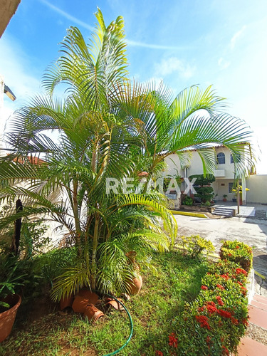 Amplio Townhouse Ubicado En Conjunto Tranquilo, Los Robles, Maneiro, Isla De Margarita, Nueva Esparta - Cod. 0673