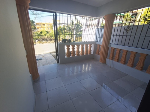 Imagen 3 de 30 de Vendo Casa De Oportunidad En Autopista De San Isidro 3 Habitaciones Principal Con Baño, Baños Común Sala Comedor Cocina Terraza, Cuarto De Servicio Con Baño Galería Marquesina. Cisterna 152 Metros