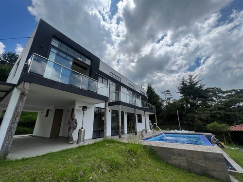 Casa Finca En Arriendo Ubicada En Envigado Sector Transversal De La Montaña (22484).