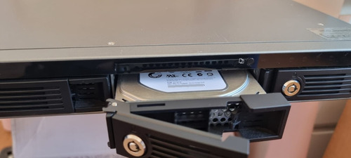 Nas Qnap Ts-469u-rp 4 Bahías + 4 Discos Seagate De 1 Tb C/u (Usado)