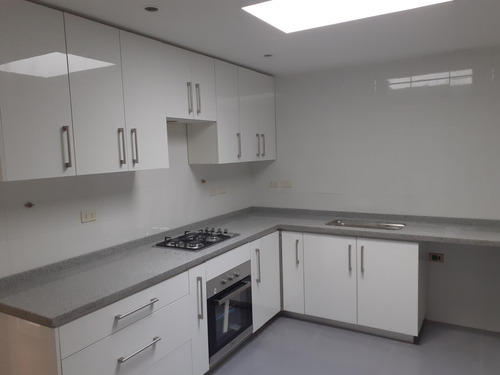 Casa Con Gran Potencial Jardín Del Este, Vitacura | A Paso