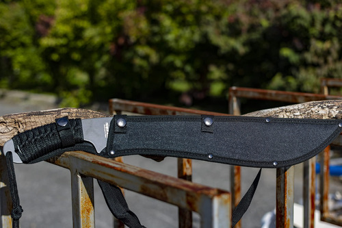 Machete Con Hoja Serrada Y Mango Envuelto En Cordón 53 Cm De