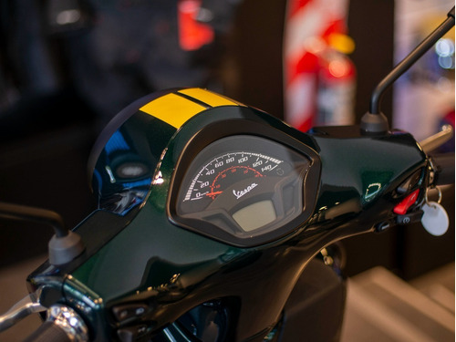 Imagen 17 de 25 de Vespa Gts Super 300 Racing Sixties Verde