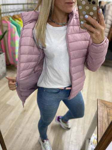 Imagen 14 de 20 de Campera Ultralivina Corta Simil Pluma Mujer The Big Shop