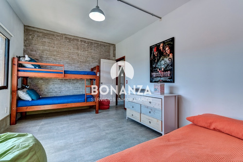 Casa Venta, Piriápolis. San Francisco. 3 Dormitorios. 2 Baños. Con Piscina. A 3 Cuadras De La Playa.