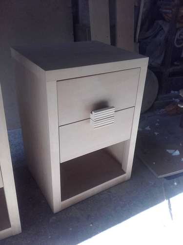 Imagen 1 de 1 de Mesa De Luz En Placa De Caoba Diseño Exclusivo