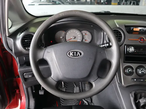 Kia Carens RONDO LX 2.0 MT 4X2 7 PSJ