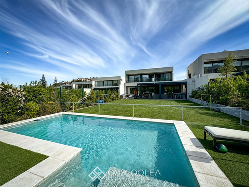 Casa En Venta De 4 Dorm. En Lo Barnechea