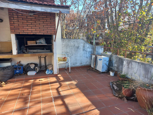Venta Casa Lote Propio Con Garage Cubierto Y Local En Esquina 2 Plantas Con 2 Terrazas Tiene 166 M2 Cubiertos. A 3 Cuadras Parque Sarmiento Y Av Balbin, 4 Cuadras Av Gral Paz Y A 3 Cuadras Av Parque