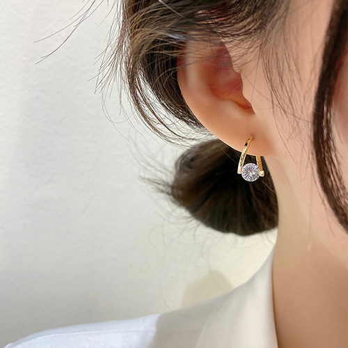 Pendientes En Forma De R Con Tachuelas Redondas De Diamante,