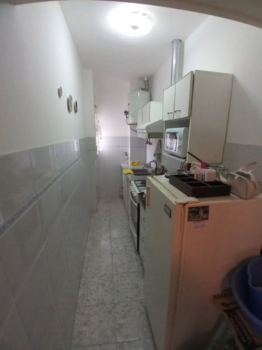 Imagen 7 de 12 de Depto 2 Ambientes Con Ventanal A La Calle - 2do Piso Por Escalera