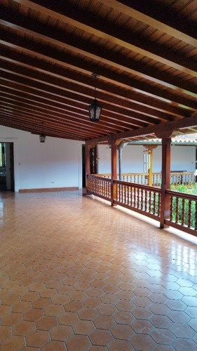 Casa En Venta Urb. Prados Del Este C-19856