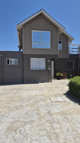 Arriendo Hermosa Casa En Condomino Buin