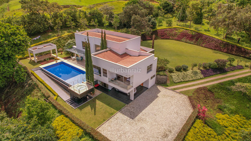 Casa De Lujo Moderna En San Jeronimo En Oportunidad 