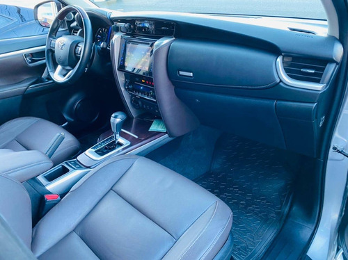Imagem 14 de 15 de Toyota Hilux Sw4 2.8 Srx 4x4 7 Lugares 16v Turbo