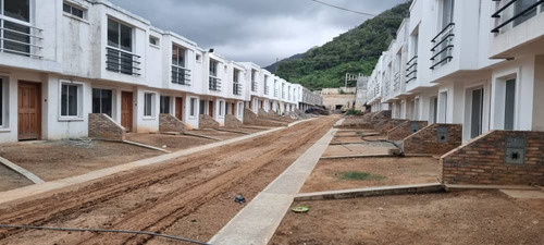 Townhouse En Conjunto Residencial Virgen De Guadalupe, Puerto Cabello    Plth-265