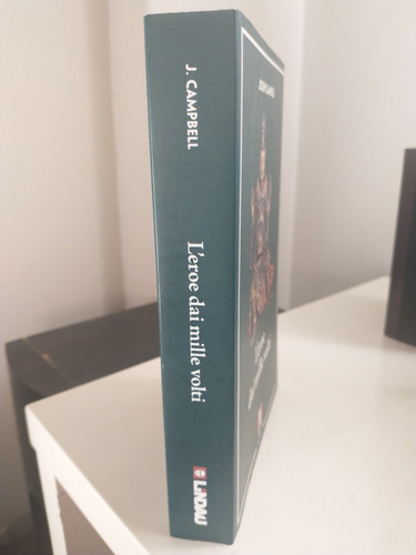 Imagen 3 de 3 de Libro El Héroe De Las Mil Caras, En Italiano