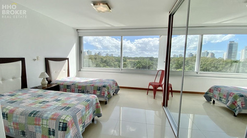 Imagen 16 de 30 de Brava. Frente Al Mar. Maravillosas Vistas. Esquinero En Edificio Tiburón 3. - Punta Del Este Brava