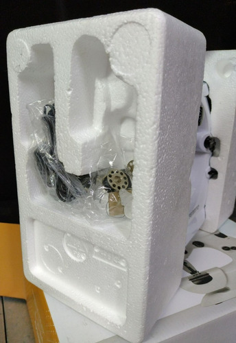 Imagen 7 de 9 de Máquina De Coser Recta Femmto Hlt7 Portable Blanca 220v
