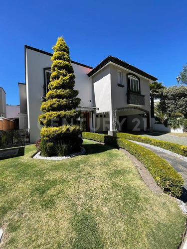 Casa En Venta En La Colonia La Providencia En Metepec