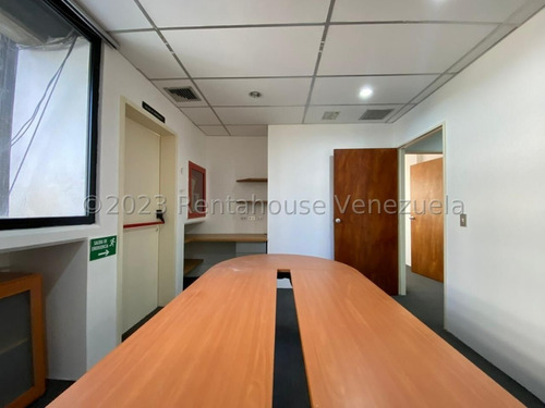 Imagen 6 de 14 de Amplia Y Cómoda Oficina De 206 Mts, Muy Bien Ubicada En El Corazón Del Rosal. Cuenta Con Mas De 15 Espacios De Trabajo, 5 Despachos Cerrados, Aire Acondicionado Central, Internet , 5 Puestos