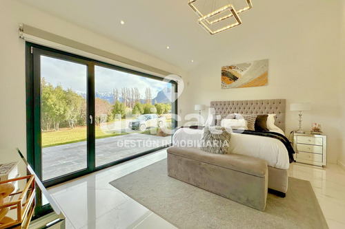Importante Casa Moderna De Una Planta En Arelauquen Con Vistas A La Montaña