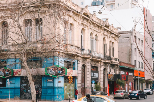 Padrón Esquina En Av. Uruguay Y Rondeau, Varios Locales